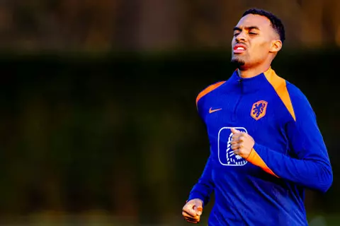 رسمياً.. استبعاد ريان جرافينبرخ من معسكر منتخب هولندا بسبب الإصابة